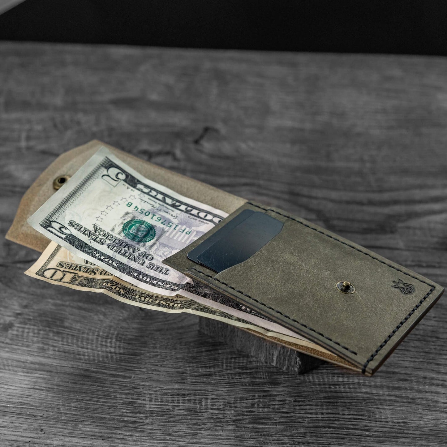 Minimalist Leather Card Holder – Slim Front Pocket Wallet