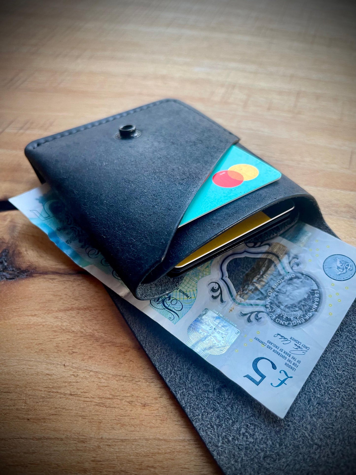Hemsby Slim Wallet – Artisan-Crafted from Italian Pueblo Leather