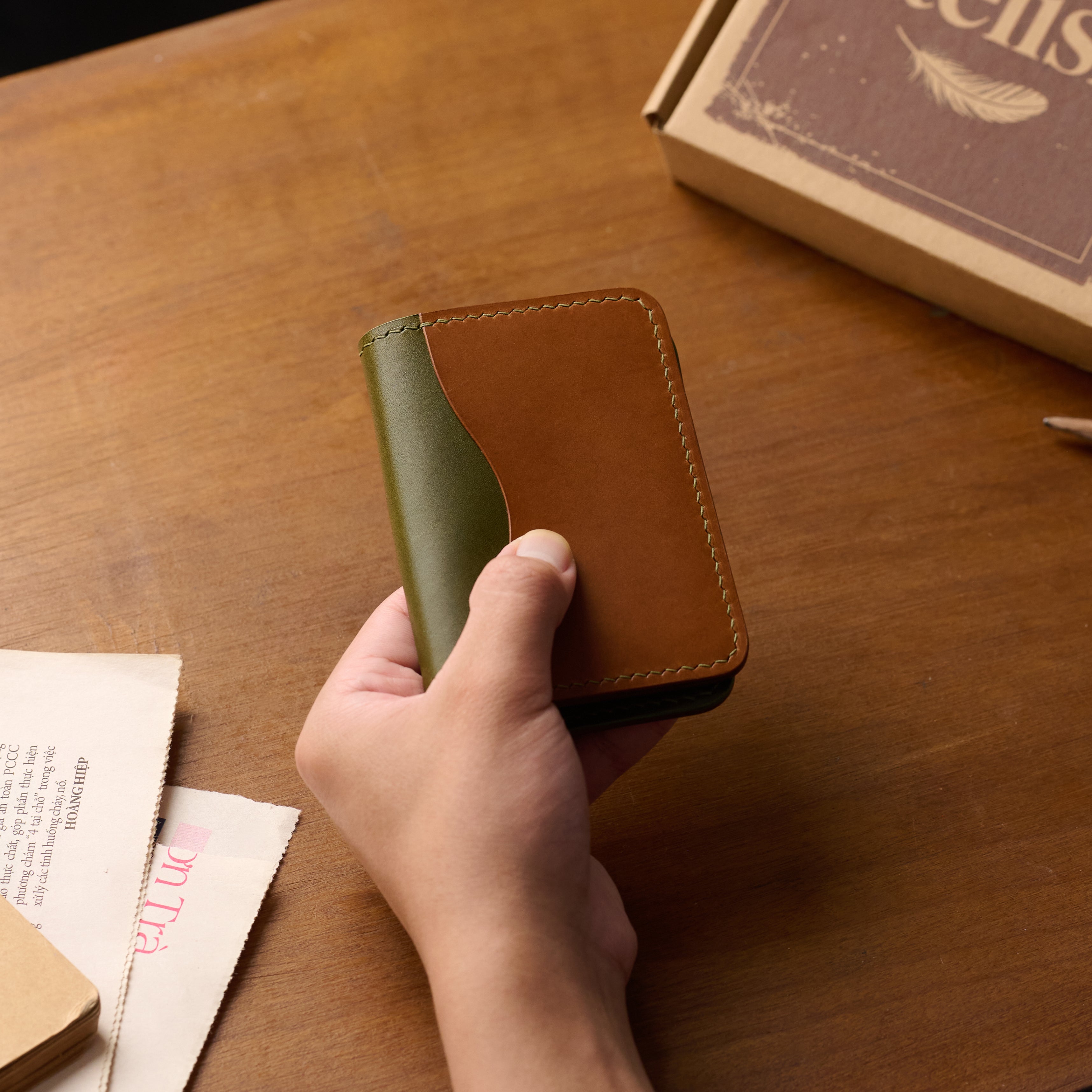 Atelish Buttero Two-Tone Slim Bifold Card Holder