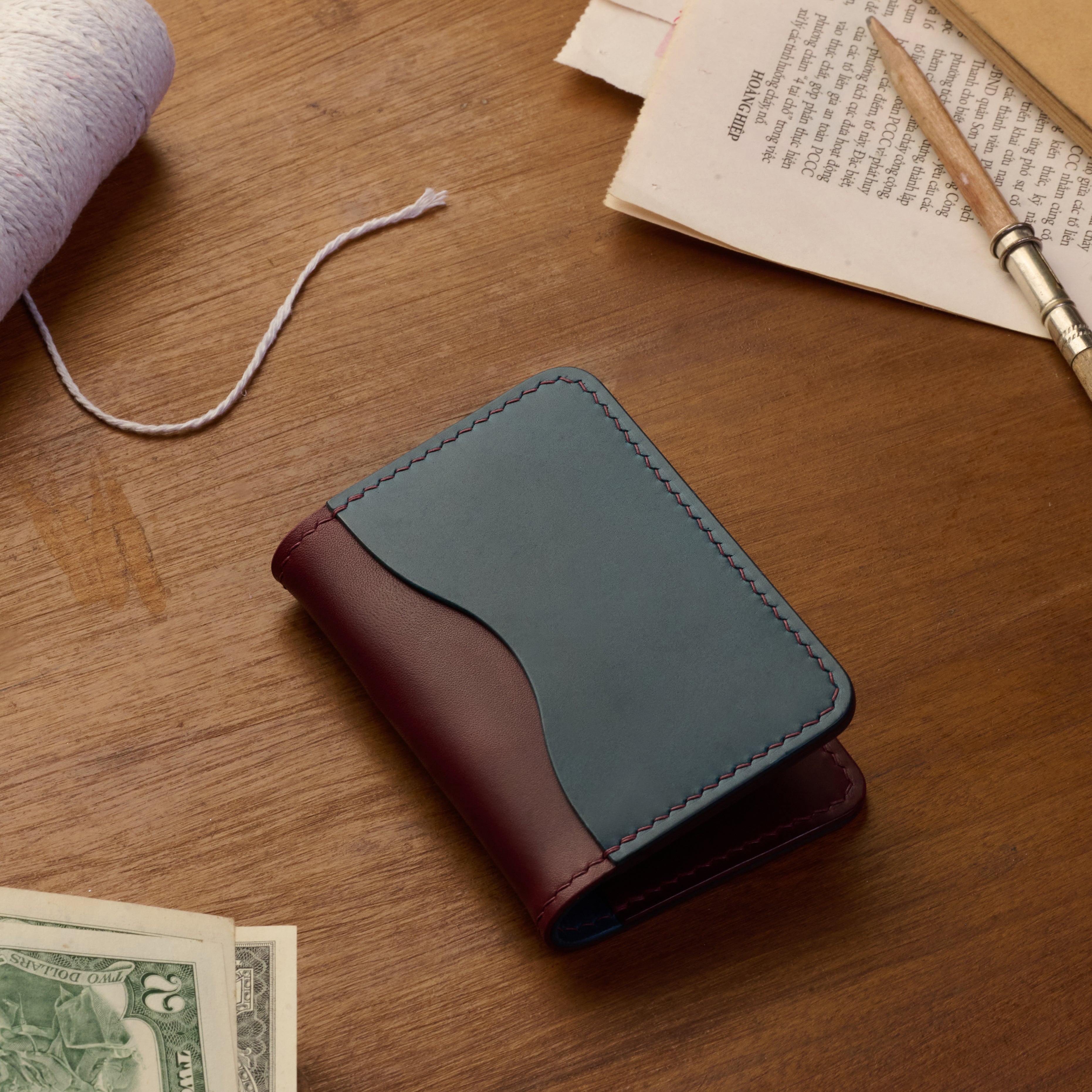 Atelish Buttero Two-Tone Slim Bifold Card Holder