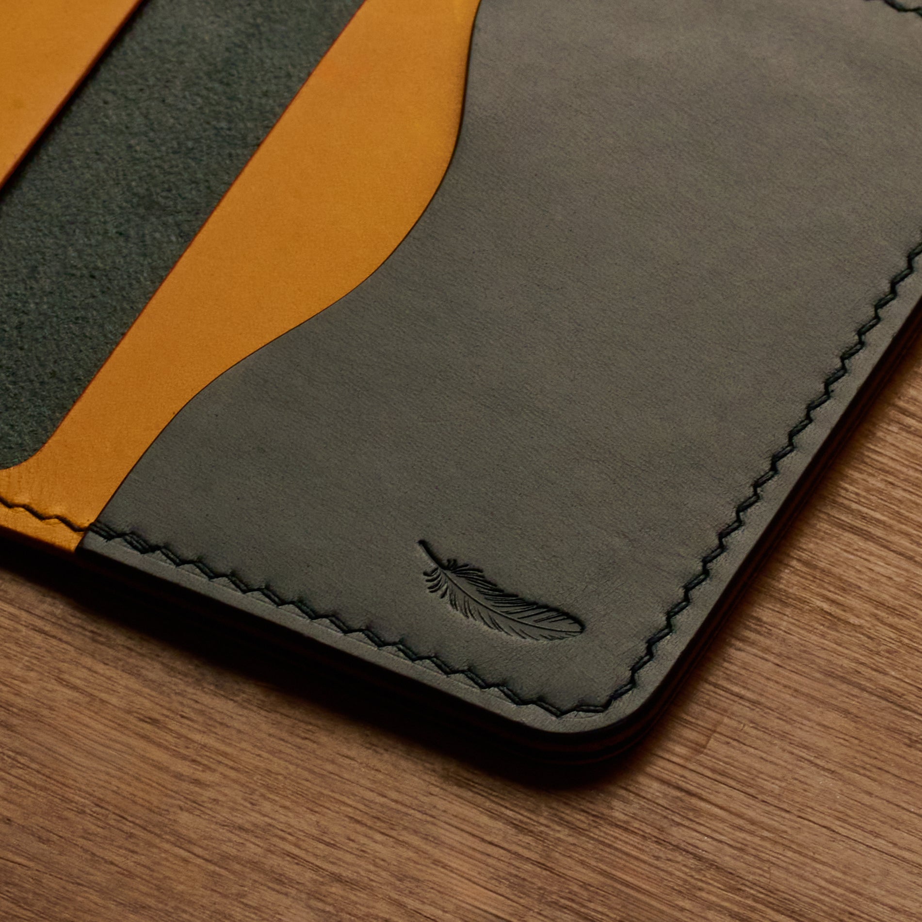 Atelish Buttero Two-Tone Slim Bifold Card Holder