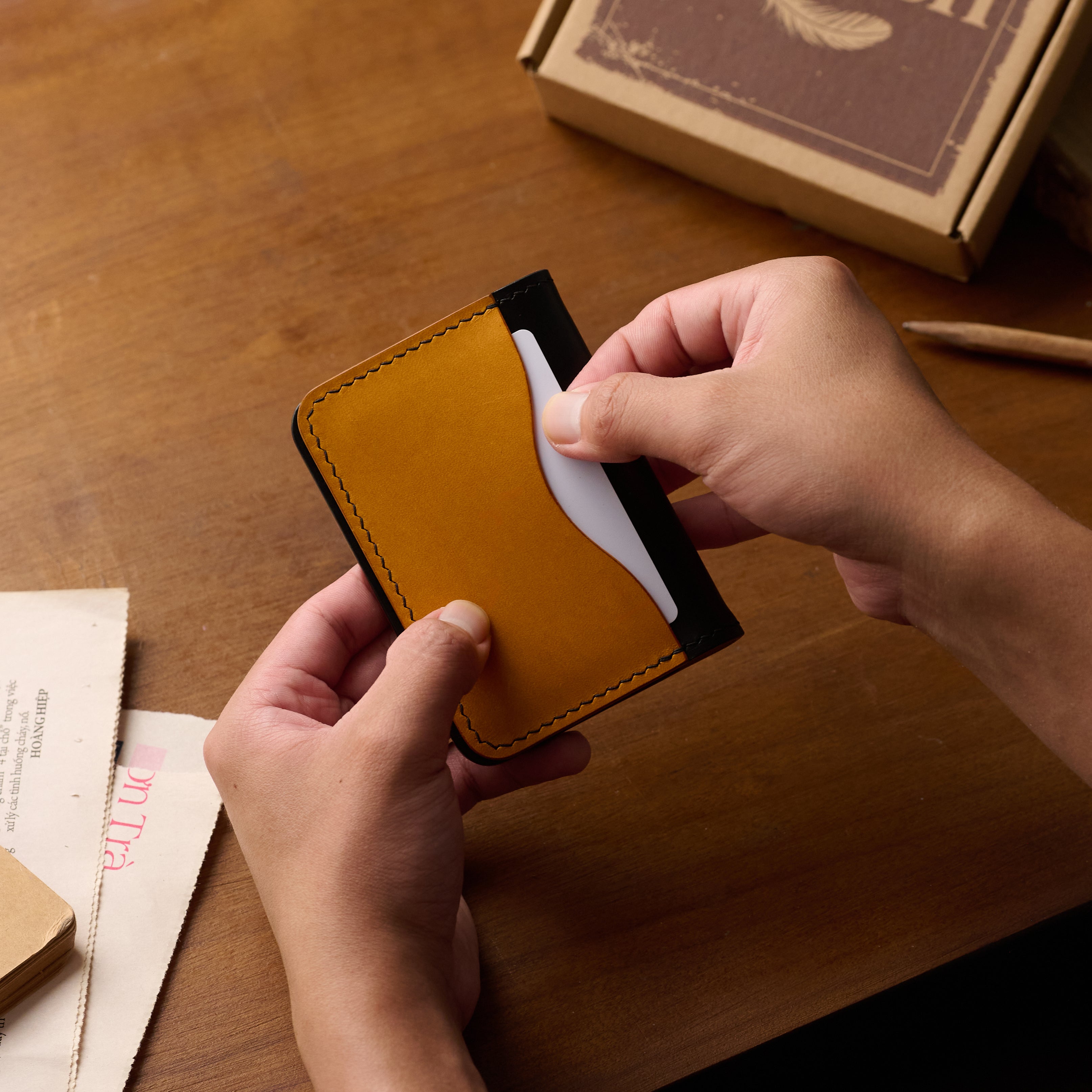 Atelish Buttero Two-Tone Slim Bifold Card Holder