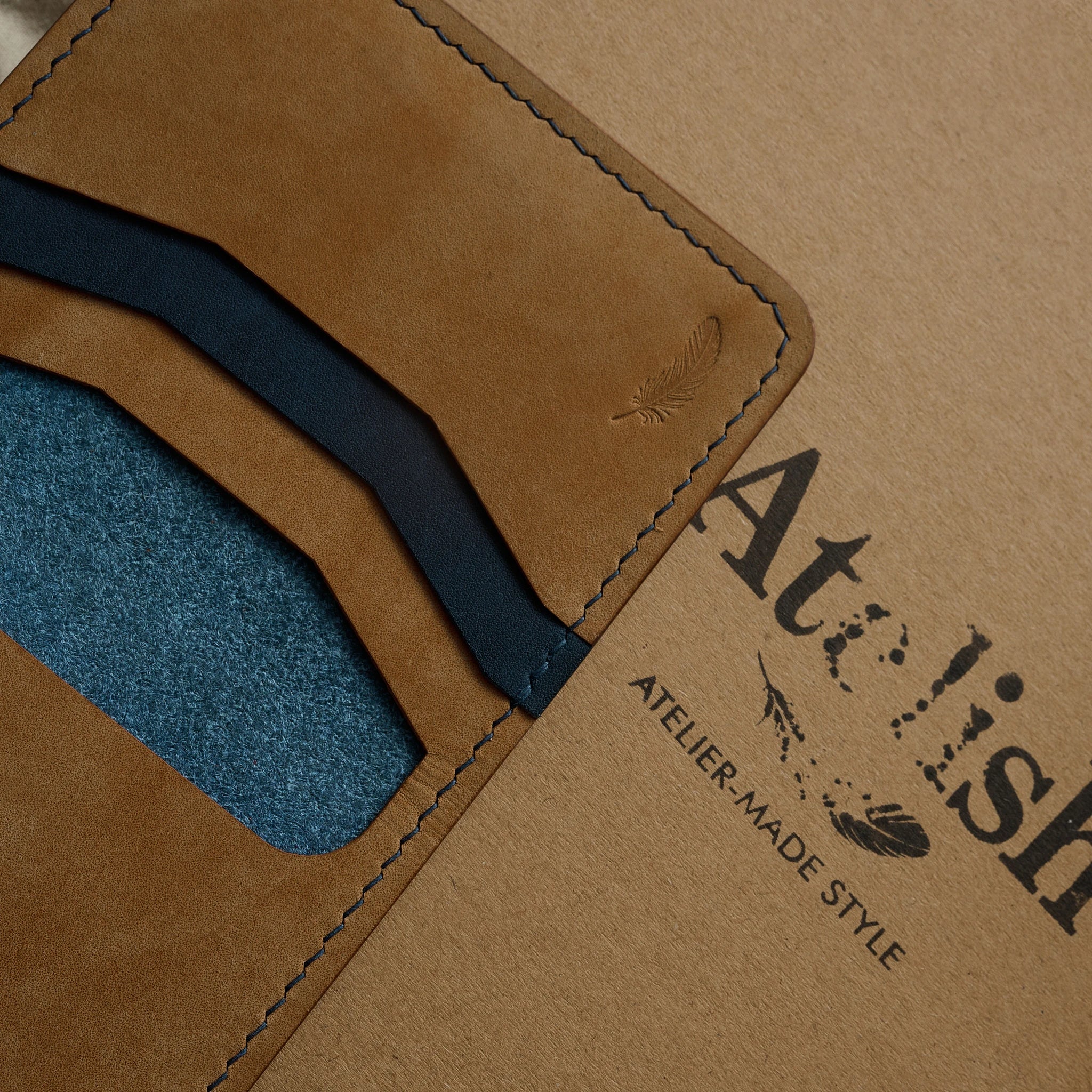 Pueblo Leather Vertical Bifold Card Holder Ver 1