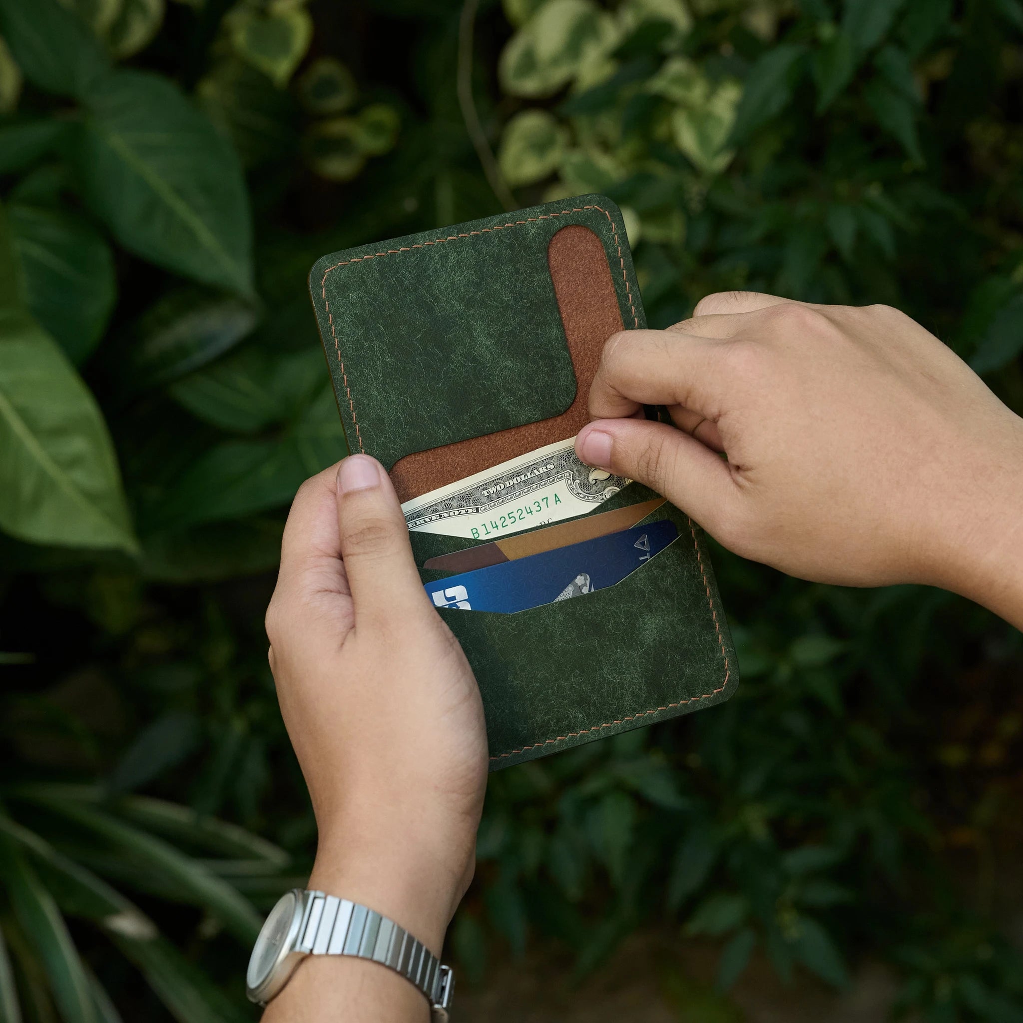 Pueblo Leather Vertical Bifold Card Holder Ver 1