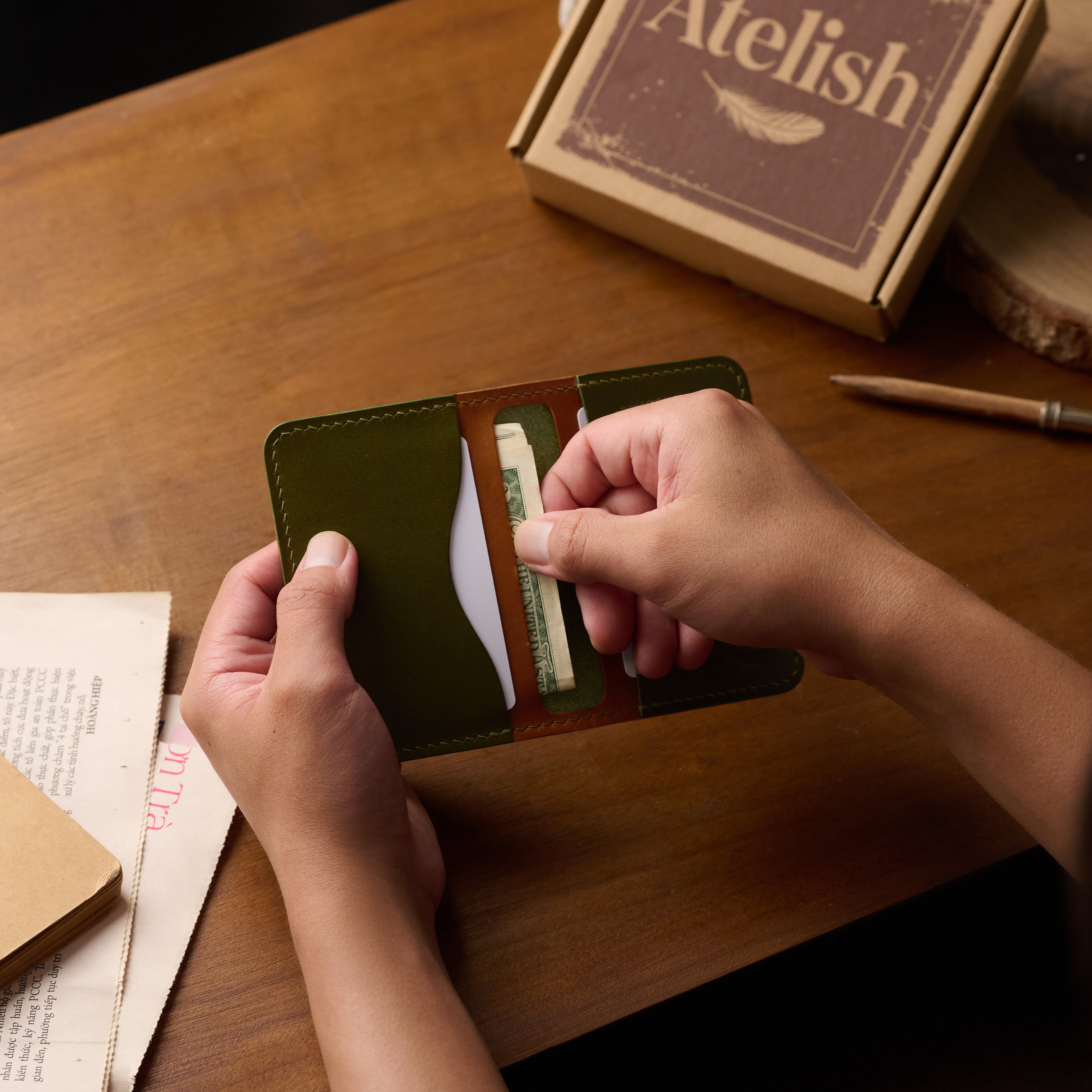 Atelish Buttero Two-Tone Slim Bifold Card Holder