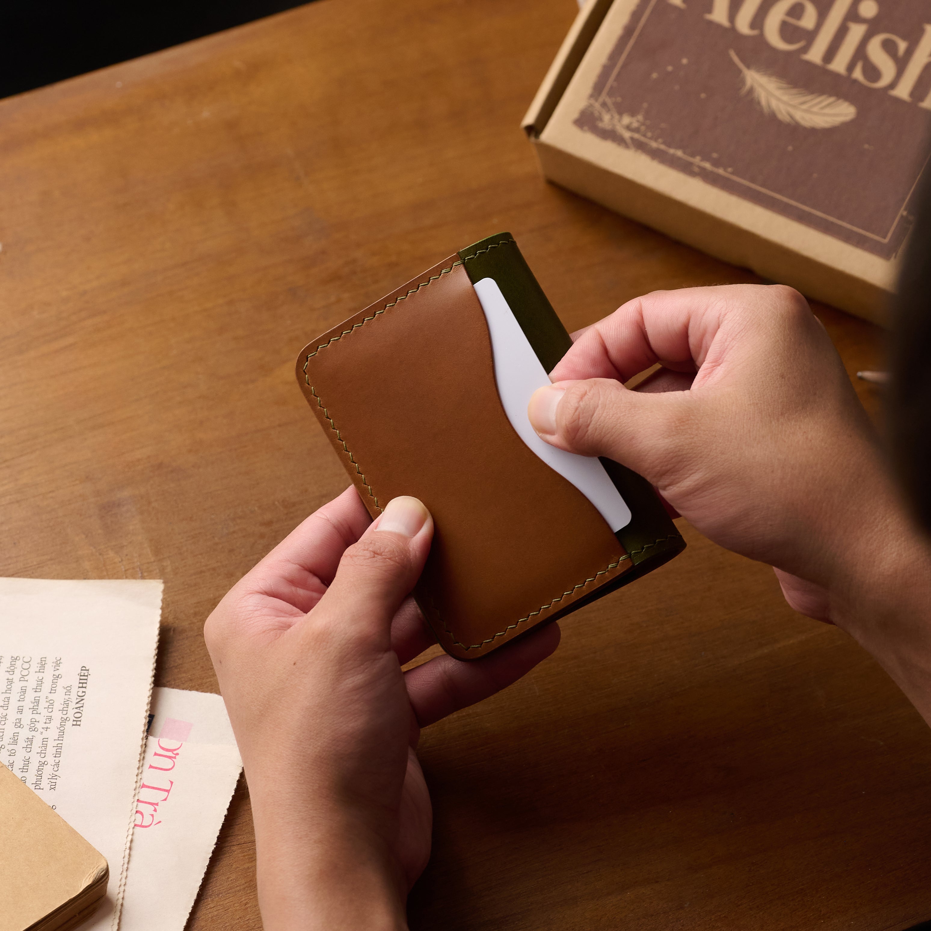 Atelish Buttero Two-Tone Slim Bifold Card Holder