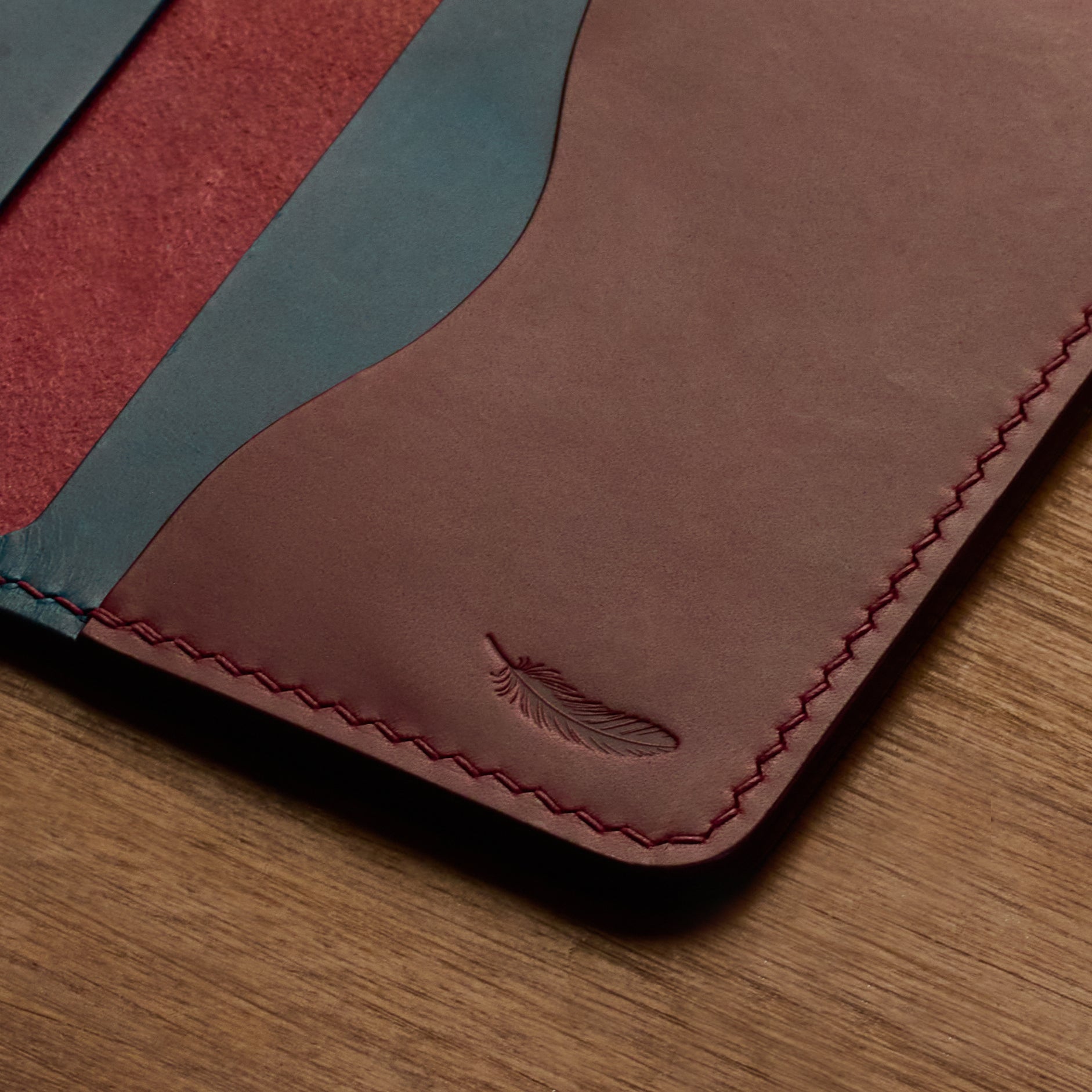 Atelish Buttero Two-Tone Slim Bifold Card Holder