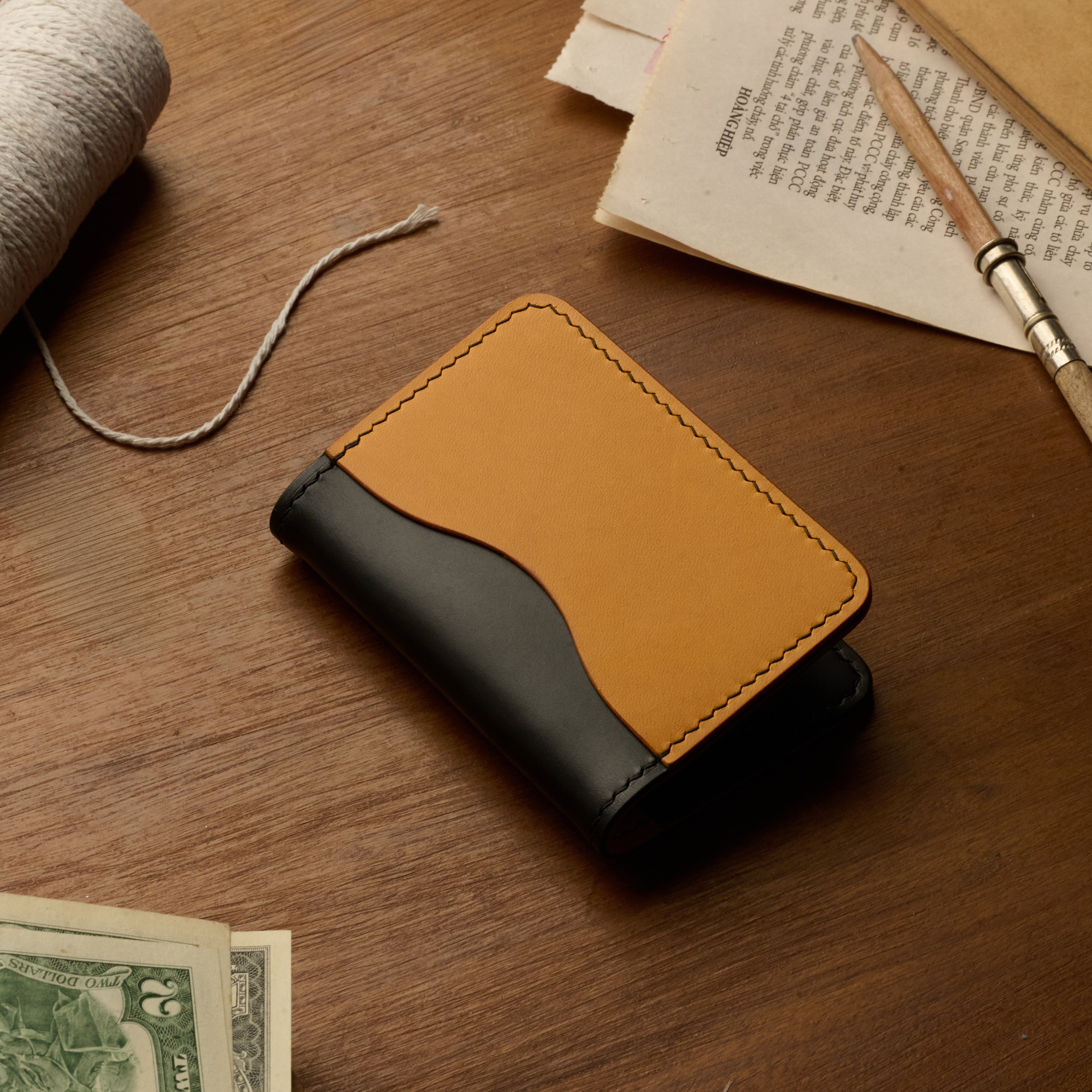 Atelish Buttero Two-Tone Slim Bifold Card Holder