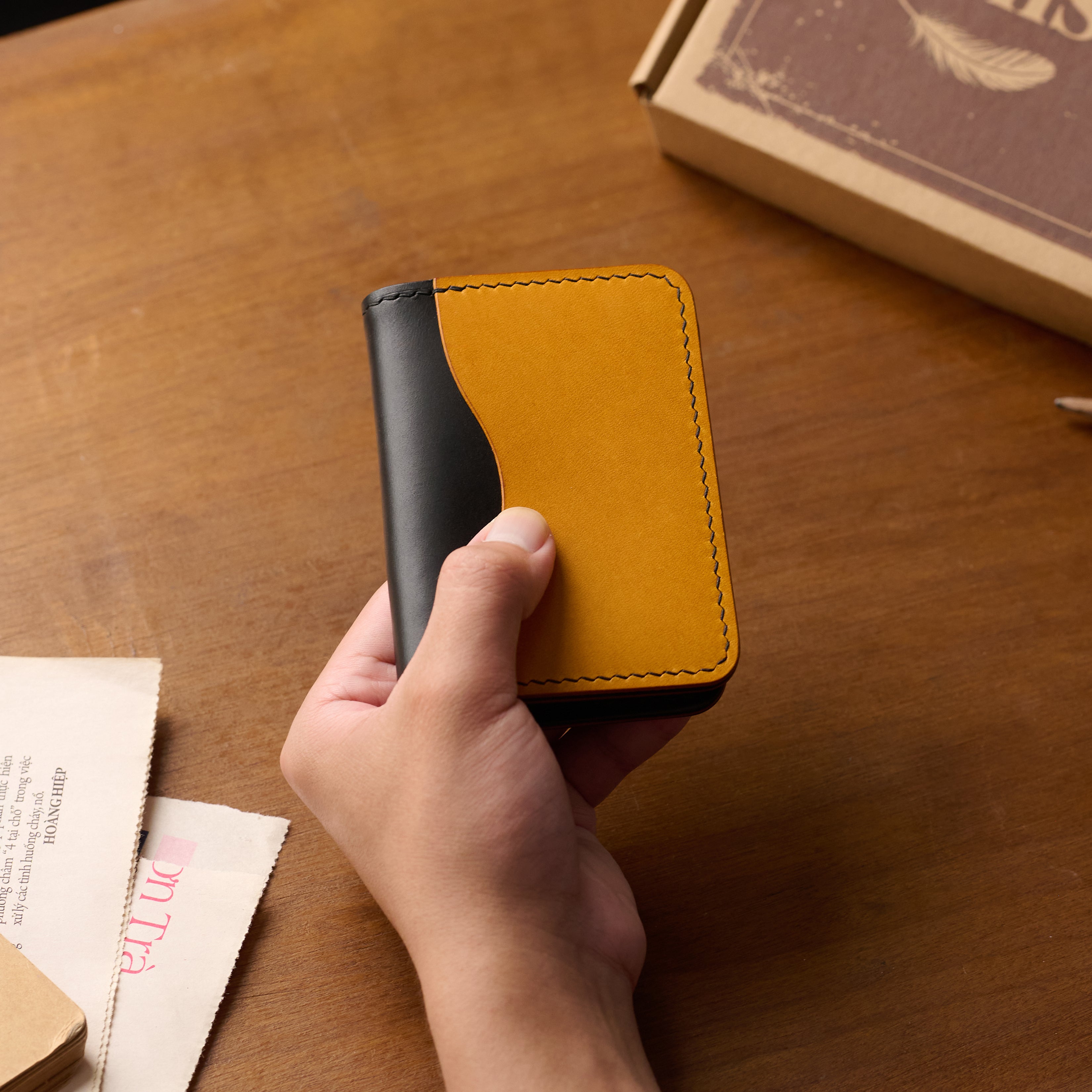 Atelish Buttero Two-Tone Slim Bifold Card Holder