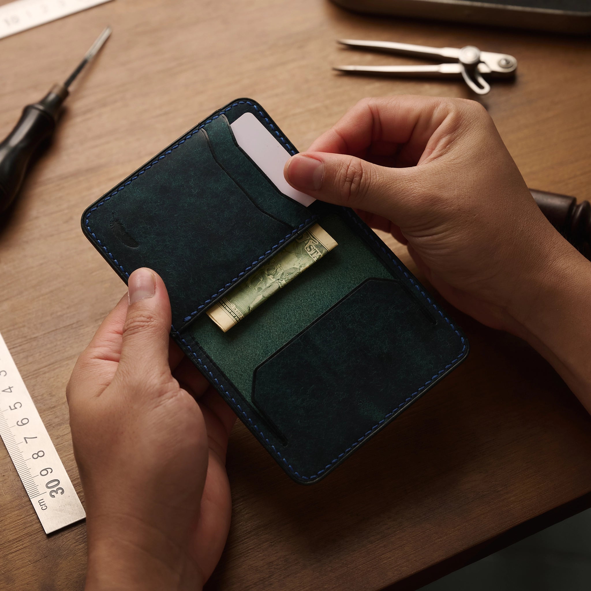 Pueblo Leather Vertical Bifold Card Holder Ver 2